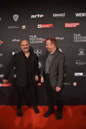Der Regisseur Gaspar Noe (l) kommt zu Verleihung der Film Festival Cologne Awards