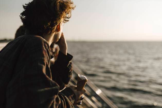 IMAGO Creative: Gesundheit, Stille IMAGO Creative: 2022 Favoriten IMAGO Creative: Ruhe im Chaos Teenage boy holding ice cream cone while looking at sea Sweden, Malmo, model released Copyright: xMaskotx , MA89706