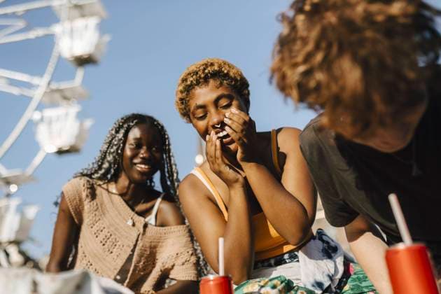Happy young person with teenage friend enjoying on sunny day Sweden, Malmo, model released Copyright: xMaskotx , MA89729