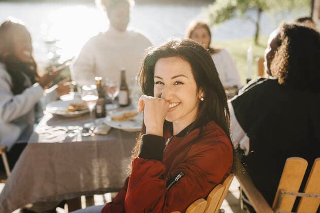 IMAGO Creative: Landleben - Alfresco, Draußen Young woman smiling while sitting with female friends during party Sweden, Gothenburg, model released, property released Copyright: xMaskotx , MA89806