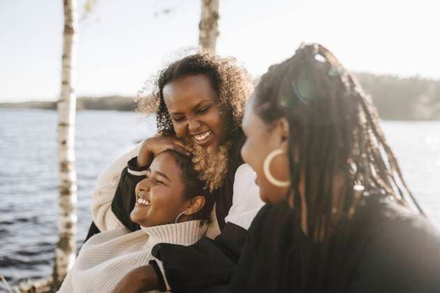 IMAGO Creative: Landleben - Alfresco, Draußen Creative Highlights Symbolbilder Cheerful female friends enjoying by lake on sunny day Sweden, Gothenburg, model released, property released Copyright: xMaskotx , MA89829