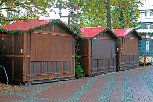 Weihnachtsmärkte mit Fragezeichen in Krisenzeiten Vorbereitungen mit dem Aufbau von Holzhütten zum Weihnachtsmarkt im Essener Ortsteil Steele zur Zeit der Coronakrise im Jahr 2021 Essen Nordrhein-Westfalen Deutschland Steele
