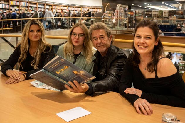Bilder des Jahres 2021, Entertainment 10 Oktober Entertainment Themen der Woche KW43 News Bilder des Tages Entertainment Bilder des Tages Ehepaar Maffay signiert Kinderbuch Anouk . Der Fan Fan der ersten Geburtsstunde durfte sich gleich zu Beginn der Autogramm- und Signierstunde zwischen Musiker und Autor Peter Maffay und dessen Ehefrau Hendrikje Balsmeyer setzen. Das Kinderbuch Anouk wurde vom Ehepaar Hendrikje Balsmeyer und Peter Maffay gemeinsam geschrieben. Rechts die Illustratorin JoÃ«lle Tourlonias. Aus deren Feder stammen die Illustrationen in dem Kinderbuch Anouk . Bonn Nordrhein-Westfalen Deutschland *** Married couple Maffay signs childrens book Anouk The fan of the first hour of birth was allowed to sit down right at the beginning of the autograph and signing session between musician and author Peter Maffay and his wife Hendrikje Balsmeyer The childrens boo