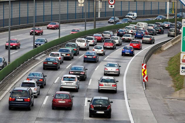Stau im Verkehr mit Autos auf einer Autobahn Strasse McPBBO