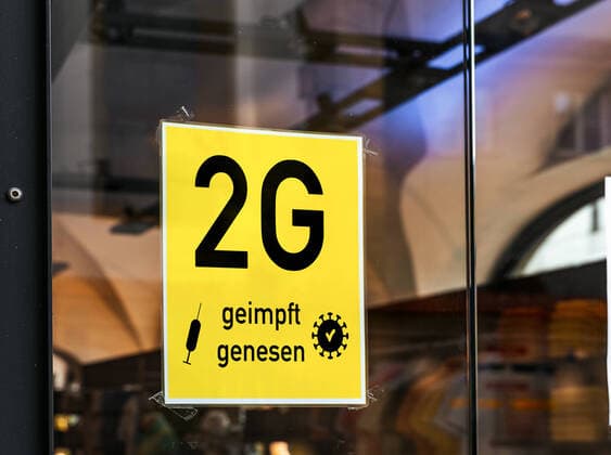 2G-Regel, getestet geimpft oder genesen auf einem Schild an einem Schaufenster, 2G REGEL xFOTOMONTAGEx