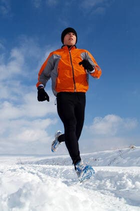 IMAGO Creative: Alternativer Wintersport bb_003_60602251 (24393 BB_003_60602251), Jogger im Schnee, ( INSADCO Bilderbox) *** bb 003 60602251 24393 BB 003 60602251 , Jogger in the snow, INSADCO picture box