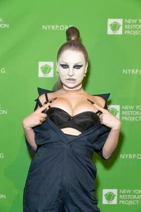October 29, 2021, New York, New York, United States: New York, NY - October 29, 2021: Kim Petras attends New York Restoration Project 25th Annual Hulaween Bash at Cipriani South Street New York United States - ZUMAr339 20211029_znp_r339_038 Copyright: xLevxRadinx