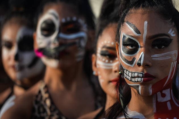 Contest Of Altars Of The Day Of The Dead In Playa Del Carmen Members of pre-Hispanic dance group Ki in Wac pose for a photo as they prepare to perform at the First edition of Contest of Altars of the Day of the Dead (Dia de Muertos) in Playa Del Carmen Beach. On Friday, 29 October 2021, in Playa Del Carmen, Quintana Roo, Mexico. Playa Del Carmen Mexico  Copyright: xArturxWidakx widak-contesto211029_npyCW