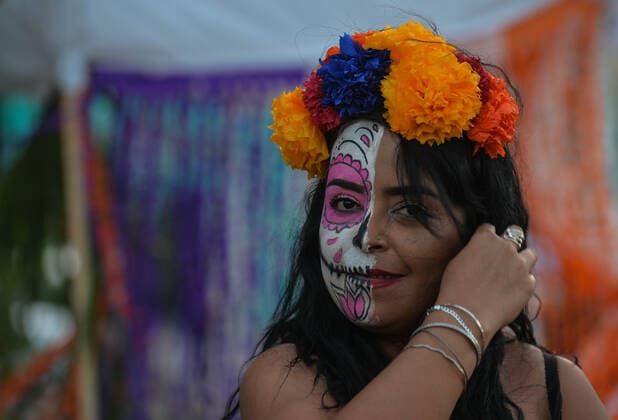 Contest Of Altars Of The Day Of The Dead In Playa Del Carmen A woman with calaveras makeup seen next to one of many Dia de Muertos altars commemorating a deceased members of the family seen at the First edition of Contest of Altars of the Day of the Dead (Dia de Muertos) in Playa Del Carmen Beach. On Friday, 29 October 2021, in Playa Del Carmen, Quintana Roo, Mexico. Playa Del Carmen Mexico  Copyright: xArturxWidakx widak-contesto211029_np6HM