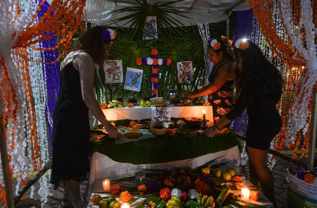Contest Of Altars Of The Day Of The Dead In Playa Del Carmen Three ladies finishing to decorate one of many Dia de Muertos altars commemorating a deceased members of the family seen at the First edition of Contest of Altars of the Day of the Dead (Dia de Muertos) in Playa Del Carmen Beach. On Friday, 29 October 2021, in Playa Del Carmen, Quintana Roo, Mexico. Playa Del Carmen Mexico  Copyright: xArturxWidakx widak-contesto211029_npgqN