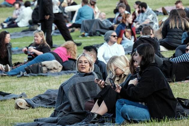 PLAY ON VICTORIA CONCERT, Guests arrive to Play On Victoria at Sidney Myer Music Bowl in Melbourne, Saturday, October 30, 2021. Play On Victoria, a COVIDSafe Test Event for close to 4,000 people, is the first major gathering in Victoria off the back of lockdown ending. ( NO ARCHIVING, EDITORIAL USE ONLY, NO USE IN BOOKS WITHOUT CONSENT MELBOURNE VIC AUSTRALIA  Copyright: xLUISxASCUIx 20211030001590981408