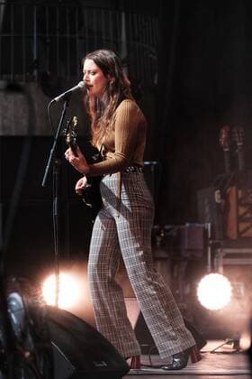 PLAY ON VICTORIA CONCERT, Grace Cummings and her band perform during Play On Victoria Sidney Myer Music Bowl in Melbourne, Saturday, October 30, 2021. Play On Victoria, a COVIDSafe Test Event for close to 4,000 people, is the first major gathering in Victoria off the back of lockdown ending. ( NO ARCHIVING, EDITORIAL USE ONLY, NO USE IN BOOKS WITHOUT CONSENT MELBOURNE VICTORIA AUSTRALIA  Copyright: xLUISxASCUIx 20211030001590982778
