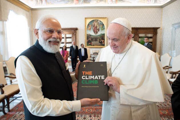 Bilder des Jahres 2021, News 10 Oktober News Themen der Woche KW43 News Bilder des Tages October 30, 2021, VATICAN CITY: Pope Francis and Prime Minister of India, Narendra Modi, during their meeting at the Vatican City, 30 October 2021..ANSA VATICAN MEDIA.+++ ANSA PROVIDES ACCESS TO THIS HANDOUT PHOTO TO BE USED SOLELY TO ILLUSTRATE NEWS REPORTING OR COMMENTARY ON THE FACTS OR EVENTS DEPICTED IN THIS IMAGE; NO ARCHIVING; NO LICENSING VATICAN CITY - ZUMAa110 20211030_zaf_a110_072 Copyright: xVaticanxMediax
