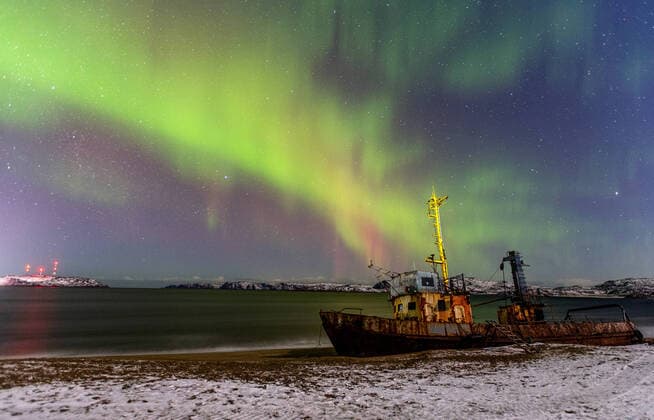 Bilder des Jahres 2021, News 10 Oktober News Themen der Woche KW43 News Bilder des Tages MURMANSK REGION, RUSSIA - OCTOBER 30, 2021: The Northern Lights are seen over Teriberka, a village with the population of about 1,000 people, located some 120 km away from the city of Murmansk on the Russian Arctic coast. Yelena Vereshchaka TASS  TS1164C8