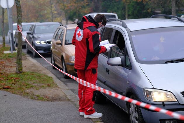 Croatia on a peak of 4th COVID-19 wave A health worker speaks with a person inside a vehicle at Andrija Stampar Teaching Institute of Public Health COVID-19 drive-through testing in Zagreb, Croatia on October 30, 2021. The director of the Croatian Institute of Public Health, Krunoslav Capak hopes that Croatia is on a peak of 4th COVID-19 wave. SlavenxBranislavxBabic PIXSELL