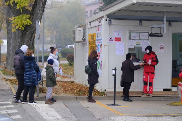 Croatia on a peak of 4th COVID-19 wave A health worker speaks with a person at Andrija Stampar Teaching Institute of Public Health COVID-19 drive-through testing in Zagreb, Croatia on October 30, 2021. The director of the Croatian Institute of Public Health, Krunoslav Capak hopes that Croatia is on a peak of 4th COVID-19 wave. SlavenxBranislavxBabic PIXSELL
