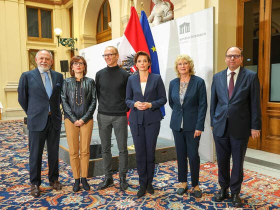 20211030 Campaign 80 percent - Rendi-Wagner launches initiative on vaccination with doctors VIENNA, AUSTRIA - OCTOBER 30: Oncologist Christoph Zielinski, Director Ursula Wiedermann-Schmidt (national vaccination committee), Infectiologist Christoph Wenisch, Federal Party Chairwoman and Club Chief in the National Council Pamela Rendi-Wagner (SPOe), Virologist Heidemarie Holzmann and President Thomas Szekeres (Medical Association) at Campaign - 80 percent - Rendi-Wagner launches initiative on vaccination with doctors at Palais Epstein on October 30, 2021 in Vienna, Austria. 211030_SEPA_10_015 Copyright: xMichaelxIndrax SEPAxMedia
