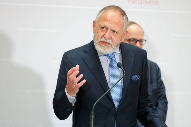 20211030 Campaign 80 percent - Rendi-Wagner launches initiative on vaccination with doctors VIENNA, AUSTRIA - OCTOBER 30: Oncologist Christoph Zielinski and President Thomas Szekeres (Medical Association) at Campaign - 80 percent - Rendi-Wagner launches initiative on vaccination with doctors at Palais Epstein on October 30, 2021 in Vienna, Austria. 211030_SEPA_10_024 Copyright: xMichaelxIndrax SEPAxMedia