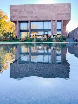 Architektur von Philip Johnson Kunsthalle Bielefeld Kunsthalle Bielefeld im herbstlichen Kunsthallenpark, 28.10.2021 *** Kunsthalle Bielefeld Art Hall Bielefeld in the autumnal Art Hall Park, 28 10 2021