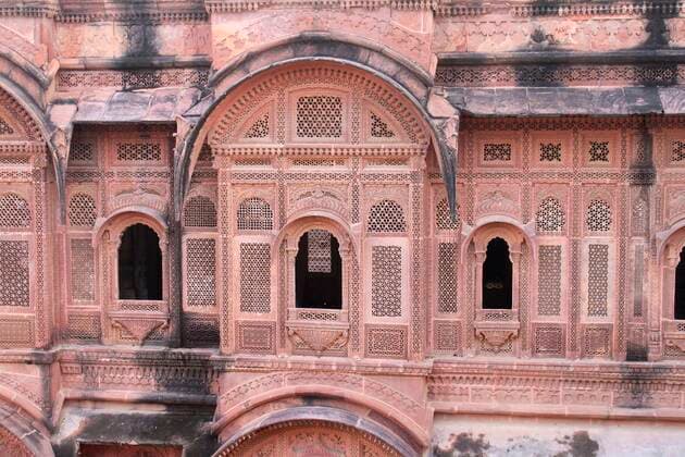  Geschnitzte Fassade aus Sandstein, Festung Mehrangarh, Jodhpur, Rajasthan, Sandsteinfassade, Indien, Asien *** Carved sandstone facade, Mehrangarh Fort, Jodhpur, Rajasthan, sandstone facade, India, Asia Copyright: imageBROKER/G.xThielmann ibltge05414235.jpg