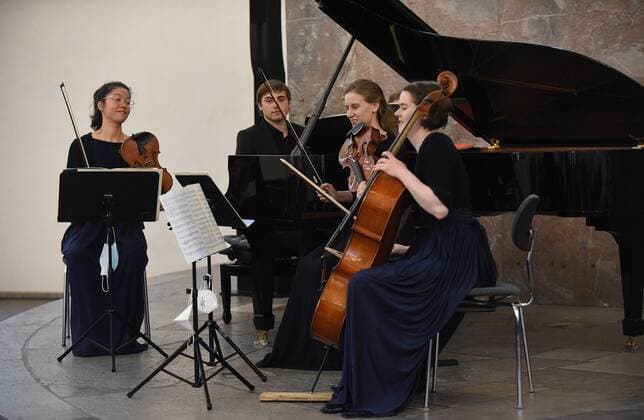 30.10.2021 Frankfurt am Main Paulskirche Feierliche Verleihung Binding-Kulturpreis 2020 und 2021 für die Junge Deutsche Philharmonie und den Verein ID Mitglieder der Jungen Deutsche Philharmonie spielen Stücke von Brahms emspor, DFL regulations prohibit any use of photographs as image sequences and or quasi-video