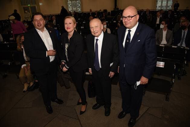 30.10.2021 Frankfurt am Main Paulskirche Feierliche Verleihung Binding-Kulturpreis 2020 und 2021 für die Junge Deutsche Philharmonie und den Verein ID Stadtverordneter CDU-Fraktion Frankfurt Stephan Siegler, Pressechefin Claudia Geisler, Binding-Chef Otto Völker und Friedrich von Metzler Bankier emspor, DFL regulations prohibit any use of photographs as image sequences and or quasi-video