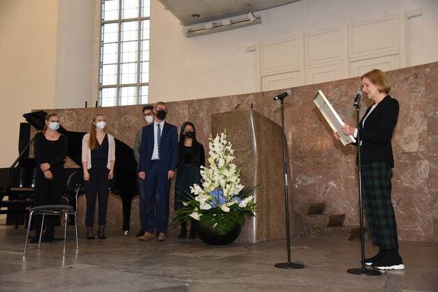 30.10.2021 Frankfurt am Main Paulskirche Feierliche Verleihung Binding-Kulturpreis 2020 und 2021 für die Junge Deutsche Philharmonie und den Verein ID Bergit Gräfin Douglas Vorsitzende des Vorstands der Binding-Kulturstiftung übergibt die Urkunde emspor, DFL regulations prohibit any use of photographs as image sequences and or quasi-video