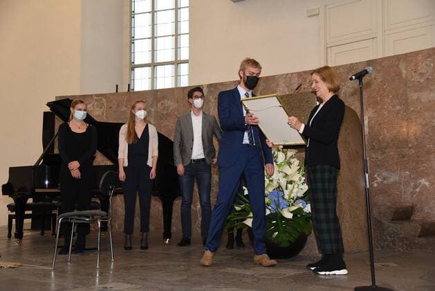 30.10.2021 Frankfurt am Main Paulskirche Feierliche Verleihung Binding-Kulturpreis 2020 und 2021 für die Junge Deutsche Philharmonie und den Verein ID Bergit Gräfin Douglas Vorsitzende des Vorstands der Binding-Kulturstiftung übergibt die Urkunde emspor, DFL regulations prohibit any use of photographs as image sequences and or quasi-video