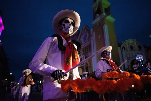 October 29, 2021: Hundreds of people disguised as the traditional catrinas parade in the streets of Xalapa, Veracruz, Mexico for the celebration of the Day of the Dead. This celebration included marching bands, dance groups, and families who joined the parade. - ZUMAqp1_ 20211029_zip_qp1_017 Copyright: xHectorxAdolfoxQuintanarxPerezx