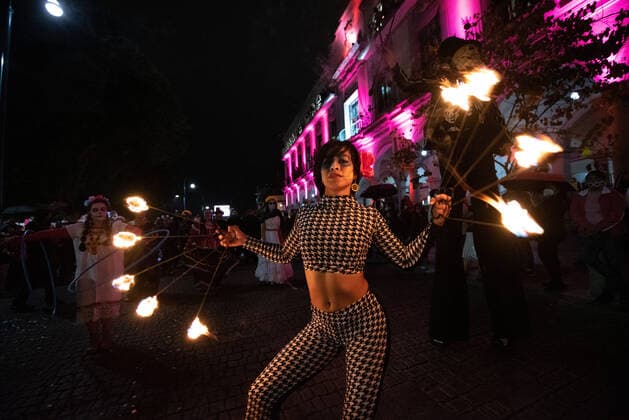 October 29, 2021: Hundreds of people disguised as the traditional catrinas parade in the streets of Xalapa, Veracruz, Mexico for the celebration of the Day of the Dead. This celebration included marching bands, dance groups, and families who joined the parade. - ZUMAqp1_ 20211029_zip_qp1_025 Copyright: xHectorxAdolfoxQuintanarxPerezx