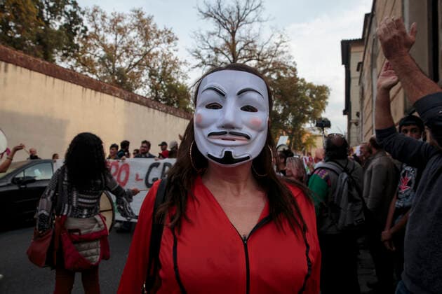 Opponents Of Italy s Green Pass From Tuscany Gathered In Pisa Opponents of Italy s Green pass from Tuscany gathered in Pisa, Italy, on October 30, 2021. One thousand anti-vaccine activists walked the streets of Pisa to contest the Green Pass, the Italian health pass that requires workers to have government-issued proof of vaccination. Pisa Italy  Copyright: xEnricoxMattiaxDelxPuntax delpunta-manifest211030_npKq8