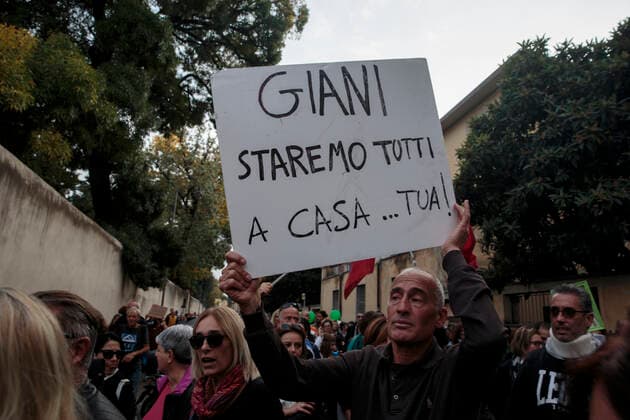 Opponents Of Italy s Green Pass From Tuscany Gathered In Pisa Opponents of Italy s Green pass from Tuscany gathered in Pisa, Italy, on October 30, 2021. One thousand anti-vaccine activists walked the streets of Pisa to contest the Green Pass, the Italian health pass that requires workers to have government-issued proof of vaccination. Pisa Italy  Copyright: xEnricoxMattiaxDelxPuntax delpunta-manifest211030_npjNl