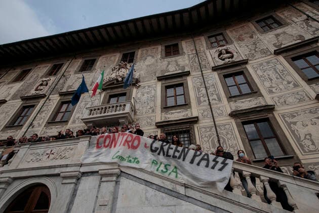Opponents Of Italy s Green Pass From Tuscany Gathered In Pisa Opponents of Italy s Green pass from Tuscany gathered in Pisa, Italy, on October 30, 2021. One thousand anti-vaccine activists walked the streets of Pisa to contest the Green Pass, the Italian health pass that requires workers to have government-issued proof of vaccination. Pisa Italy  Copyright: xEnricoxMattiaxDelxPuntax delpunta-manifest211030_npwPF