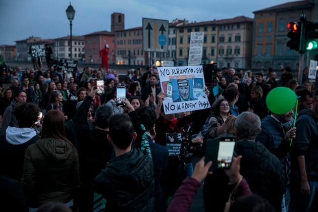 Opponents Of Italy s Green Pass From Tuscany Gathered In Pisa Opponents of Italy s Green pass from Tuscany gathered in Pisa, Italy, on October 30, 2021. One thousand anti-vaccine activists walked the streets of Pisa to contest the Green Pass, the Italian health pass that requires workers to have government-issued proof of vaccination. Pisa Italy  Copyright: xEnricoxMattiaxDelxPuntax delpunta-manifest211030_npQOI