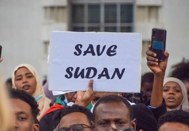 Bilder des Jahres 2021, News 10 Oktober News Themen der Woche KW43 News Bilder des Tages October 30, 2021, London, United Kingdom: A protester holds a Save Sudan placard during the demonstration. .Large crowds gathered outside Downing Street in protest against the military coup in Sudan and demanded a return to civilian rule. London United Kingdom - ZUMAs197 20211030_zaa_s197_222 Copyright: xVukxValcicx