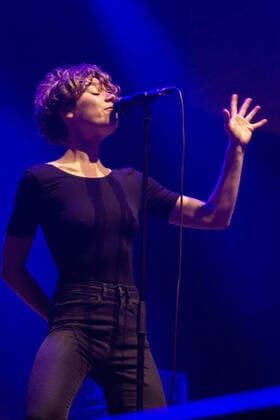 October 30, 2021, London, England, United Kingdom: Alexandra Palace, London, UK, 30th October 2021. Christine, singer of the German indie-pop band Hope, performs its supporting gig to the Bauhaus. London United Kingdom - ZUMAm203 20211030_zip_m203_031 Copyright: xSabrinaxMerollax
