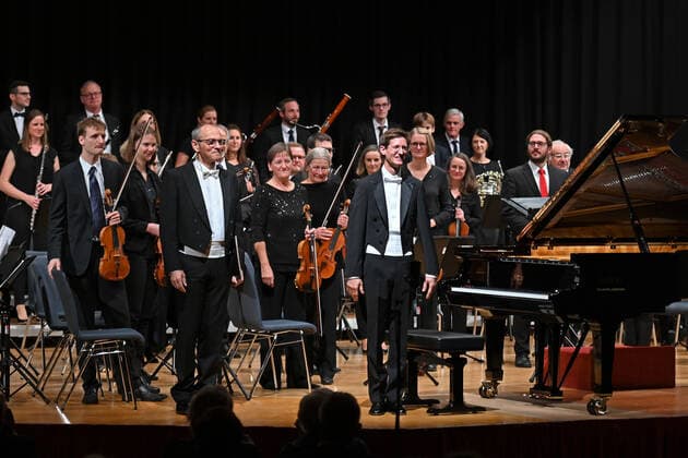 Entertainment Bilder des Tages Konzert des Orchesters der Gesellschaft der Musikfreunde Gmunden, im Toskana Kongress, im Rahmen der Salzkammergut Festwochen in Gmunden, am 30.10.21. Das Bild zeigt das Orchester mit ihrem Dirigenten Klaus Pesendorfer, der ersten Geigerin und dem Pianisten Florian Feilmair 2021 - Konzert des Orchesters der Gesellschaft der Musikfreunde Gmunden, im Toskana Kongress, im Rahmen der Salzkammergut Festwochen in Gmunden, am 30.10.21