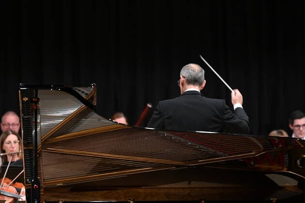 Konzert des Orchesters der Gesellschaft der Musikfreunde Gmunden, im Toskana Kongress, im Rahmen der Salzkammergut Festwochen in Gmunden, am 30.10.21. Das Bild zeigt den Dirigenten des Orchesters, Klaus Pesendorfer während des Dirigierens. 2021 - Konzert des Orchesters der Gesellschaft der Musikfreunde Gmunden, im Toskana Kongress, im Rahmen der Salzkammergut Festwochen in Gmunden, am 30.10.21