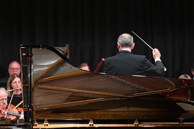 Konzert des Orchesters der Gesellschaft der Musikfreunde Gmunden, im Toskana Kongress, im Rahmen der Salzkammergut Festwochen in Gmunden, am 30.10.21. Das Bild zeigt den Dirigenten des Orchesters, Klaus Pesendorfer 2021 - Konzert des Orchesters der Gesellschaft der Musikfreunde Gmunden, im Toskana Kongress, im Rahmen der Salzkammergut Festwochen in Gmunden, am 30.10.21