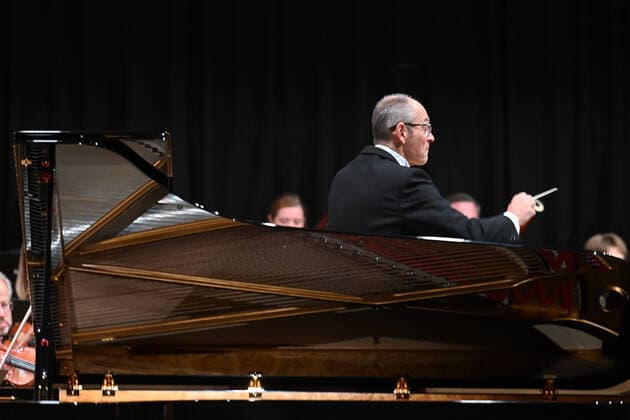 Konzert des Orchesters der Gesellschaft der Musikfreunde Gmunden, im Toskana Kongress, im Rahmen der Salzkammergut Festwochen in Gmunden, am 30.10.21. Das Bild zeigt den Dirigenten des Orchesters, Klaus Pesendorfer 2021 - Konzert des Orchesters der Gesellschaft der Musikfreunde Gmunden, im Toskana Kongress, im Rahmen der Salzkammergut Festwochen in Gmunden, am 30.10.21