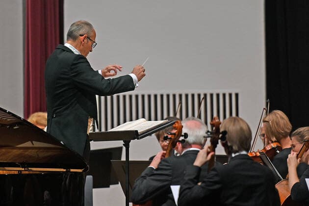 Konzert des Orchesters der Gesellschaft der Musikfreunde Gmunden, im Toskana Kongress, im Rahmen der Salzkammergut Festwochen in Gmunden, am 30.10.21. Das Bild zeigt den Dirigenten des Orchesters, Klaus Pesendorfer 2021 - Konzert des Orchesters der Gesellschaft der Musikfreunde Gmunden, im Toskana Kongress, im Rahmen der Salzkammergut Festwochen in Gmunden, am 30.10.21