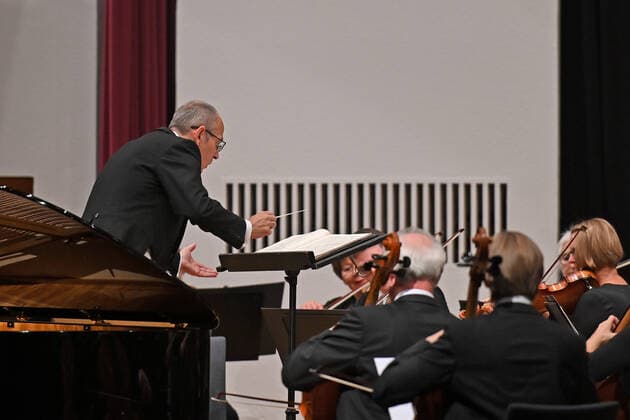 Konzert des Orchesters der Gesellschaft der Musikfreunde Gmunden, im Toskana Kongress, im Rahmen der Salzkammergut Festwochen in Gmunden, am 30.10.21. Das Bild zeigt den Dirigenten des Orchesters, Klaus Pesendorfer 2021 - Konzert des Orchesters der Gesellschaft der Musikfreunde Gmunden, im Toskana Kongress, im Rahmen der Salzkammergut Festwochen in Gmunden, am 30.10.21