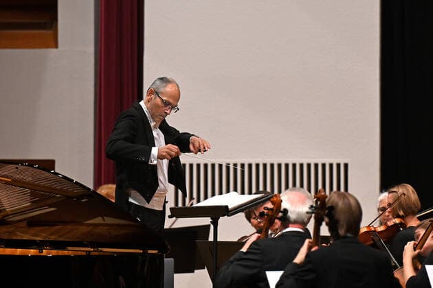 Konzert des Orchesters der Gesellschaft der Musikfreunde Gmunden, im Toskana Kongress, im Rahmen der Salzkammergut Festwochen in Gmunden, am 30.10.21. Das Bild zeigt den Dirigenten des Orchesters, Klaus Pesendorfer 2021 - Konzert des Orchesters der Gesellschaft der Musikfreunde Gmunden, im Toskana Kongress, im Rahmen der Salzkammergut Festwochen in Gmunden, am 30.10.21