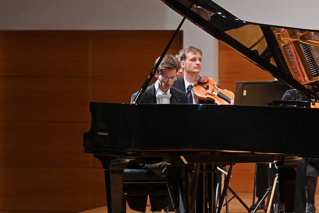 Konzert des Orchesters der Gesellschaft der Musikfreunde Gmunden, im Toskana Kongress, im Rahmen der Salzkammergut Festwochen in Gmunden, am 30.10.21. Das Bild zeigt den Pianisten Florian Feilmair im Spiel 2021 - Konzert des Orchesters der Gesellschaft der Musikfreunde Gmunden, im Toskana Kongress, im Rahmen der Salzkammergut Festwochen in Gmunden, am 30.10.21