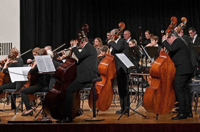 Konzert des Orchesters der Gesellschaft der Musikfreunde Gmunden, im Toskana Kongress, im Rahmen der Salzkammergut Festwochen in Gmunden, am 30.10.21. Das Bild zeigt einen teil des Orchesters mit Bassgeigen 2021 - Konzert des Orchesters der Gesellschaft der Musikfreunde Gmunden, im Toskana Kongress, im Rahmen der Salzkammergut Festwochen in Gmunden, am 30.10.21