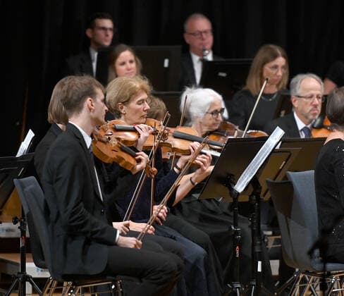 Konzert des Orchesters der Gesellschaft der Musikfreunde Gmunden, im Toskana Kongress, im Rahmen der Salzkammergut Festwochen in Gmunden, am 30.10.21. Das Bild zeigt einen Teil des Orchesters mit Geigern bzw. Geigerinnen 2021 - Konzert des Orchesters der Gesellschaft der Musikfreunde Gmunden, im Toskana Kongress, im Rahmen der Salzkammergut Festwochen in Gmunden, am 30.10.21