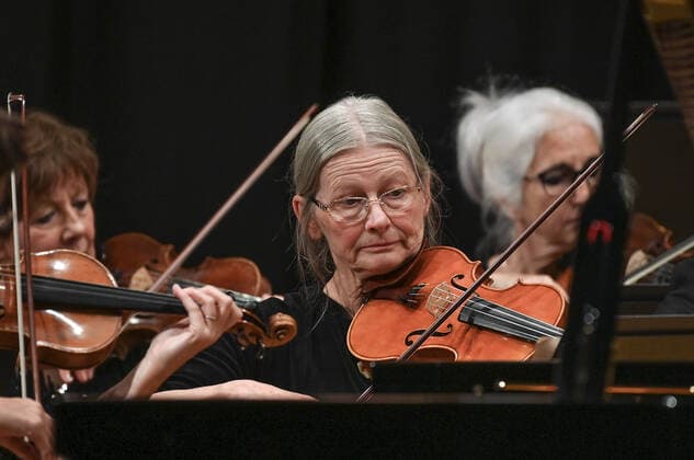 Konzert des Orchesters der Gesellschaft der Musikfreunde Gmunden, im Toskana Kongress, im Rahmen der Salzkammergut Festwochen in Gmunden, am 30.10.21. Das Bild zeigt Geigerinnen des Orchesters 2021 - Konzert des Orchesters der Gesellschaft der Musikfreunde Gmunden, im Toskana Kongress, im Rahmen der Salzkammergut Festwochen in Gmunden, am 30.10.21