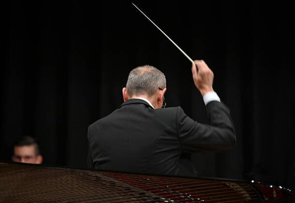 Konzert des Orchesters der Gesellschaft der Musikfreunde Gmunden, im Toskana Kongress, im Rahmen der Salzkammergut Festwochen in Gmunden, am 30.10.21. Das Bild zeigt den Dirigenten des Orchesters, Klaus Pesendorfer während des Dirigierens. 2021 - Konzert des Orchesters der Gesellschaft der Musikfreunde Gmunden, im Toskana Kongress, im Rahmen der Salzkammergut Festwochen in Gmunden, am 30.10.21