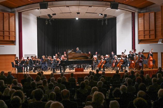 Konzert des Orchesters der Gesellschaft der Musikfreunde Gmunden, im Toskana Kongress, im Rahmen der Salzkammergut Festwochen in Gmunden, am 30.10.21. Das Bild zeigt eine Gesamtansicht des Orchesters mit Publikum 2021 - Konzert des Orchesters der Gesellschaft der Musikfreunde Gmunden, im Toskana Kongress, im Rahmen der Salzkammergut Festwochen in Gmunden, am 30.10.21