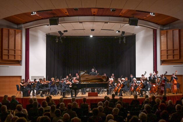 Konzert des Orchesters der Gesellschaft der Musikfreunde Gmunden, im Toskana Kongress, im Rahmen der Salzkammergut Festwochen in Gmunden, am 30.10.21. Das Bild zeigt eine Gesamtansicht des Orchesters mit Publikum 2021 - Konzert des Orchesters der Gesellschaft der Musikfreunde Gmunden, im Toskana Kongress, im Rahmen der Salzkammergut Festwochen in Gmunden, am 30.10.21